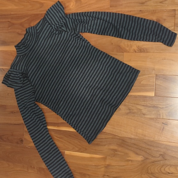 t.la Anthropologie Ruffled Turtleneck Top Dark Gray Stripe - L pristine conditn! - Picture 5 of 9